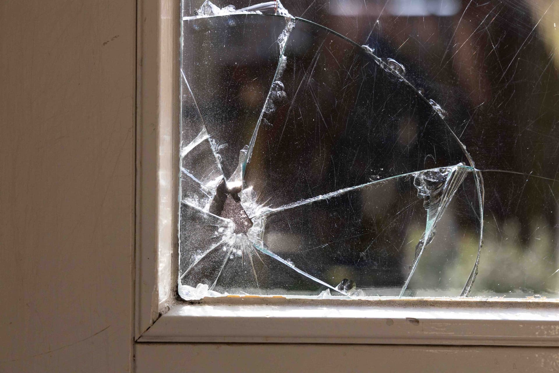 Glasschade in de hoek van een ruit bij het kozijn