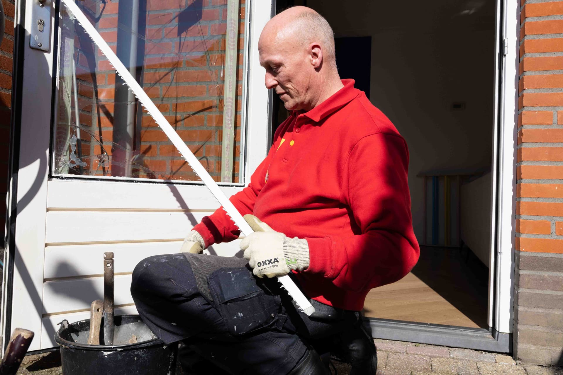 Monteur die glaslat op maat maakt