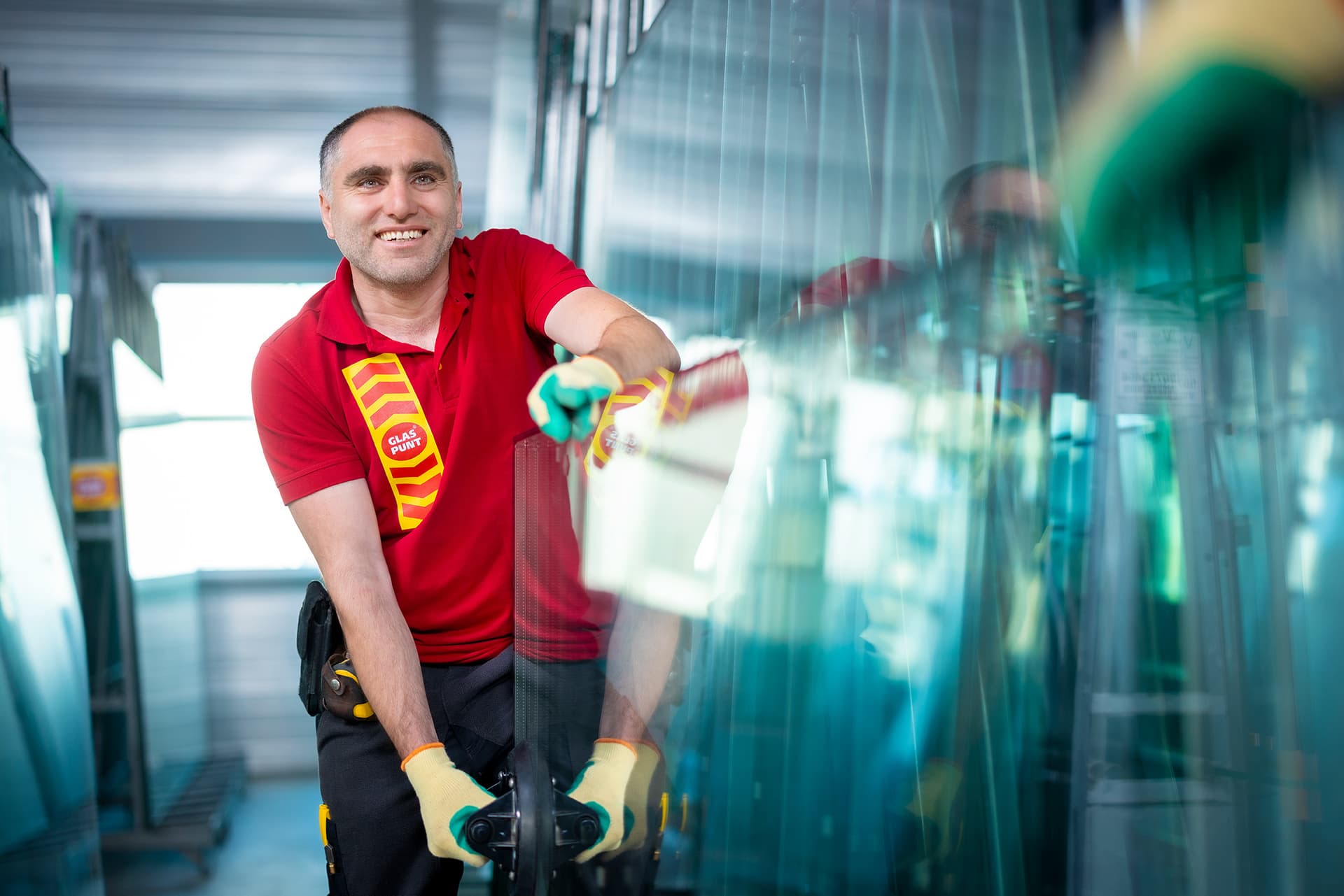 Blije glaszetter die samen met een collega glas tilt