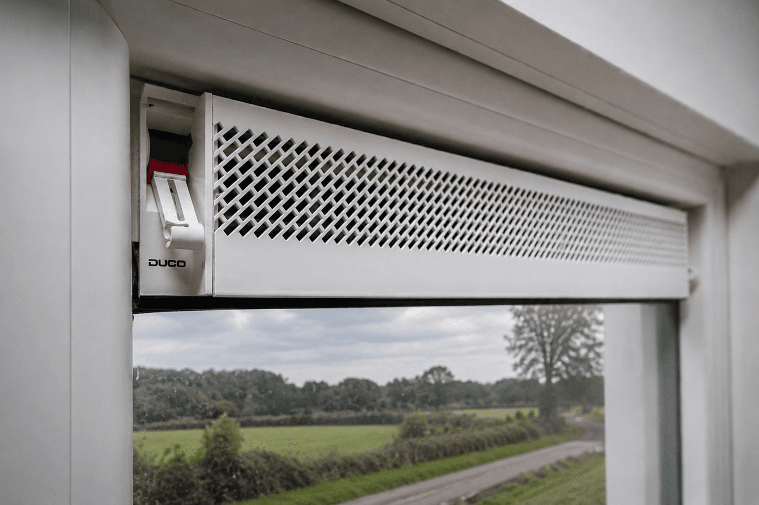 Detailweergave van een ventilatierooster in een kozijn
